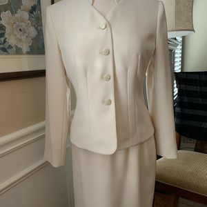 LeSuit off white suite, barely worn size 6 petite, the skirt is 8P,
